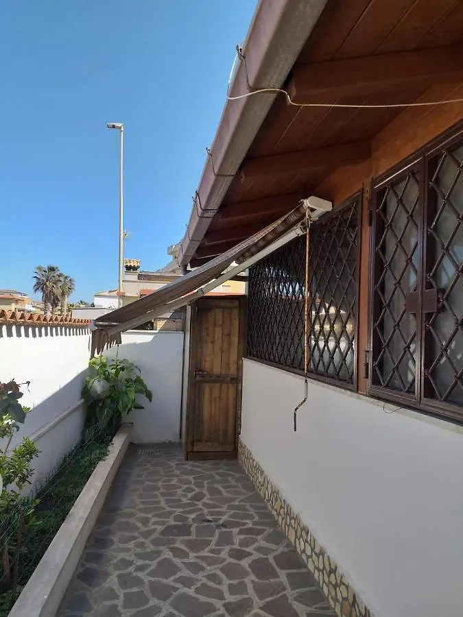 Appartamento villino 4 posti letto con cucina a 30mt dal mare Fiumicino Italia