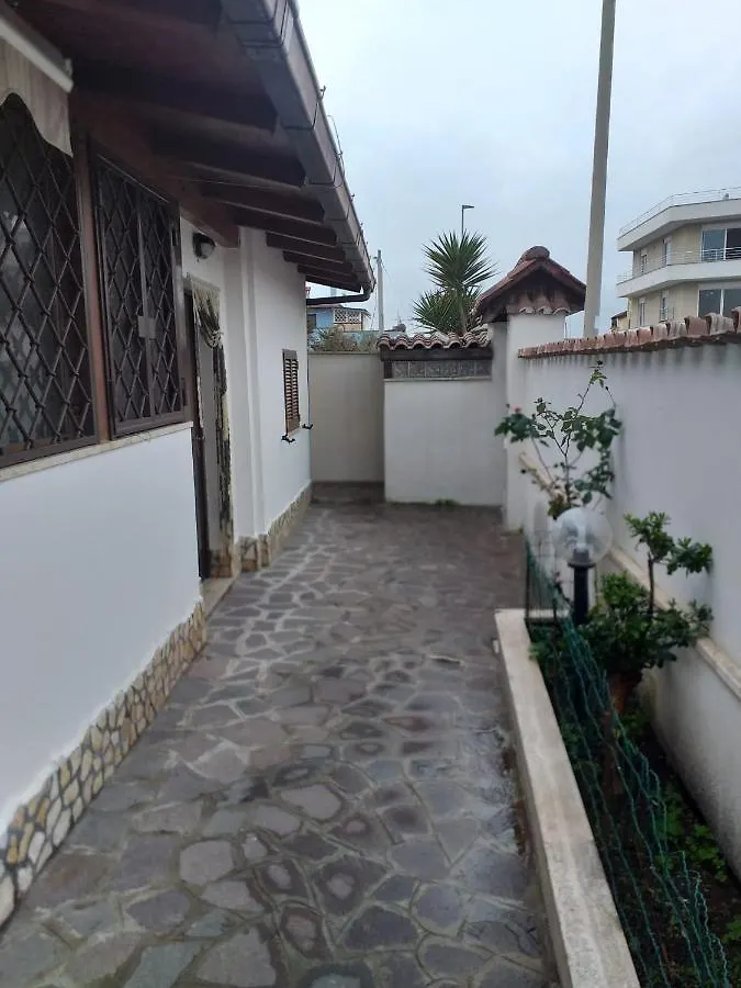 Appartamento villino 4 posti letto con cucina a 30mt dal mare Fiumicino