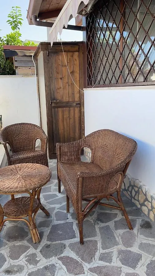 Appartamento villino 4 posti letto con cucina a 30mt dal mare Fiumicino Italia